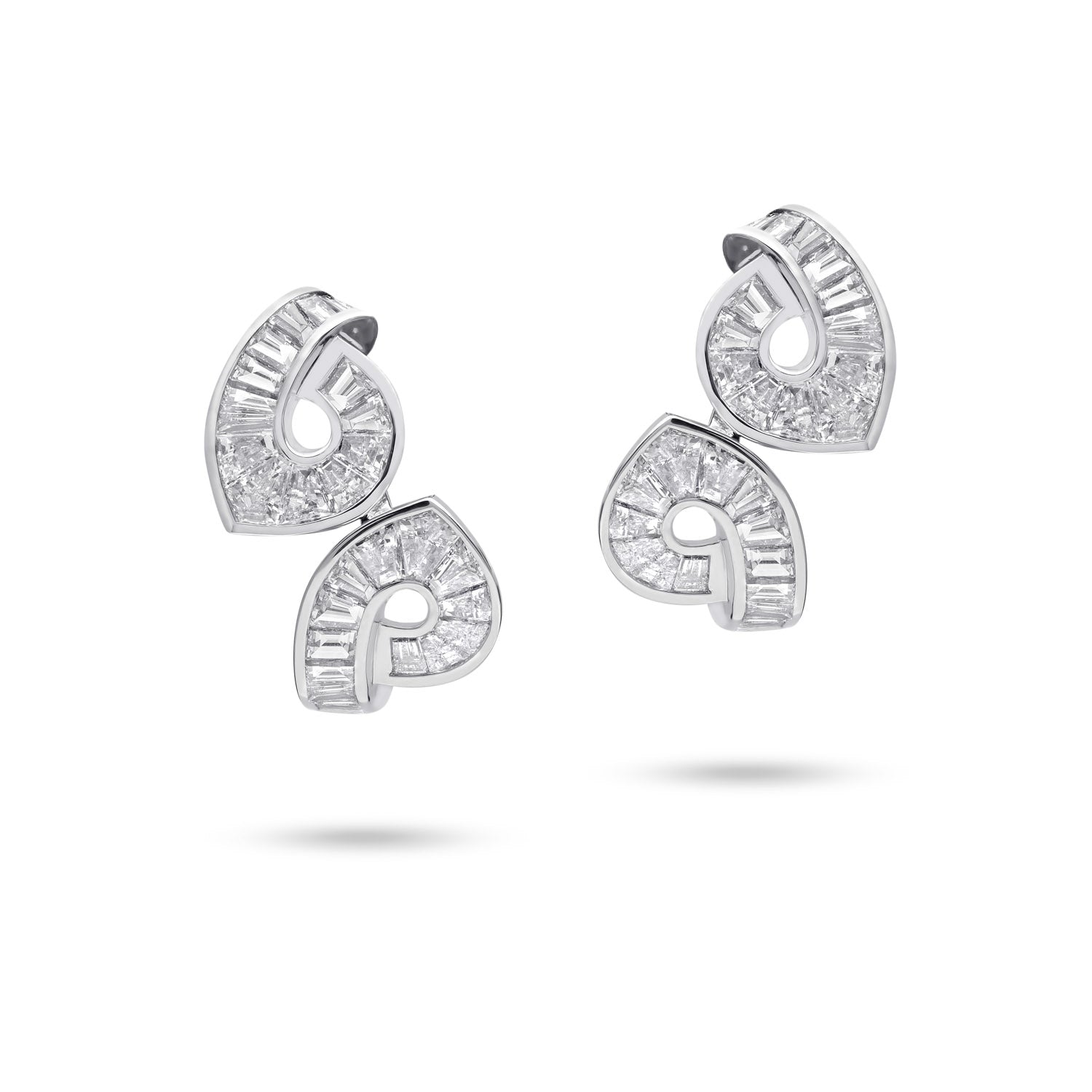 أقراط مرصعة بالألماس على شكل باغيت