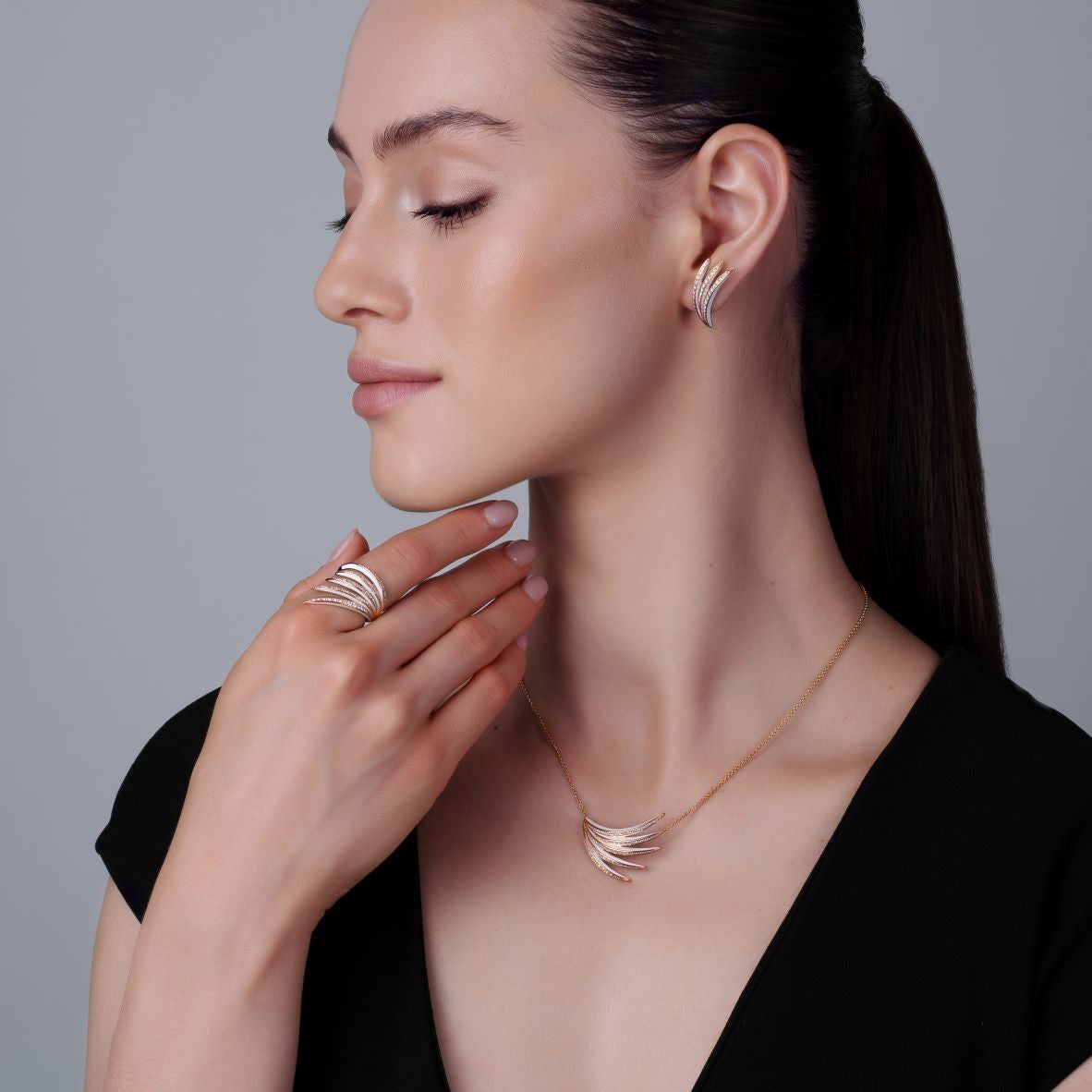 Necklace with Diamonds and White Enamel