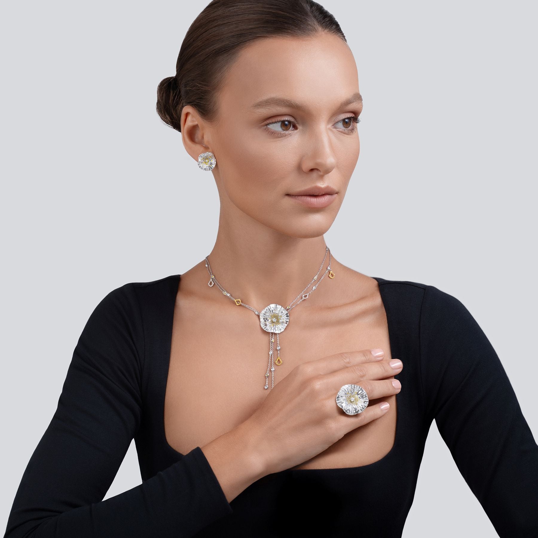 kleine Ohrringe mit gelben Diamanten