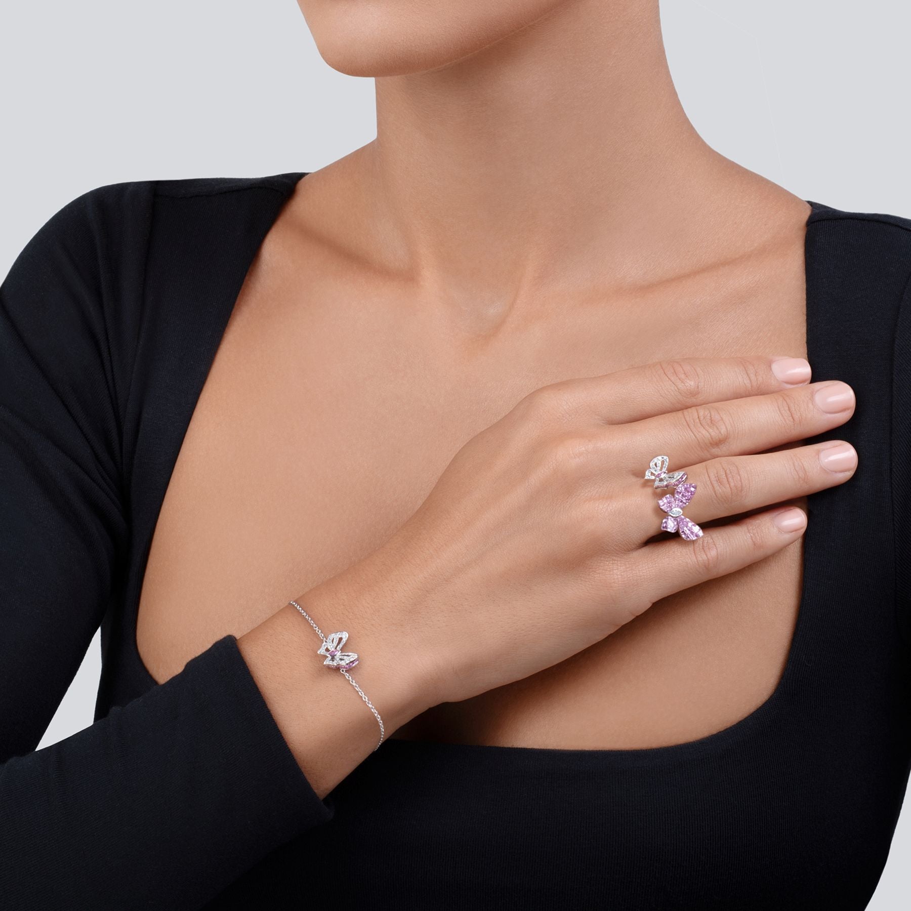 Ring mit Schmetterlingen und pinken Saphiren